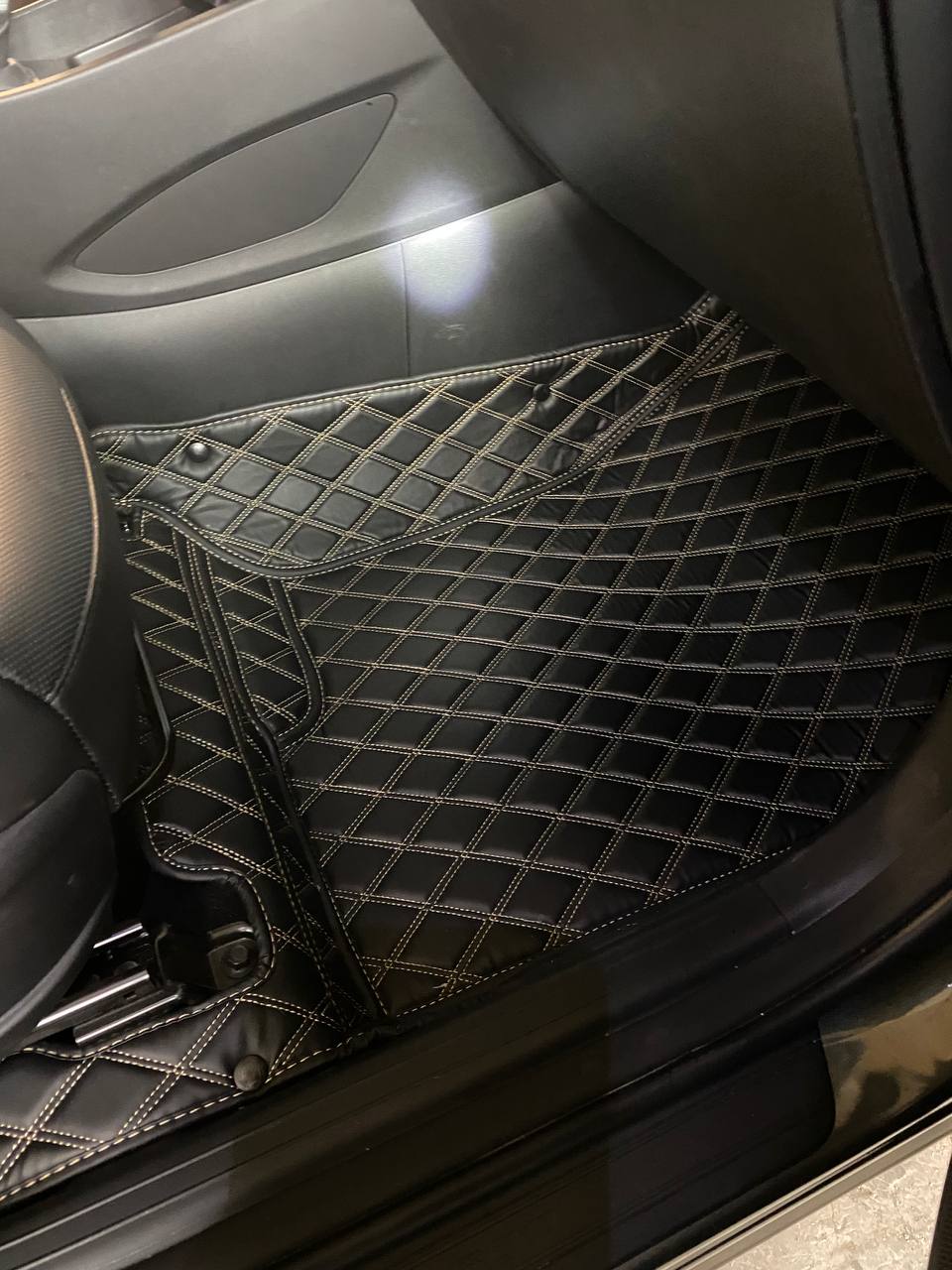 Автомобильные 3D коврики из экокожи для Hyundai